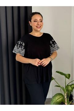 Immagine di CURVY GIRL VISCOSE TOP WITH LACE ON SLEEVE